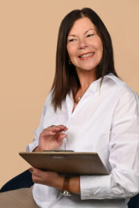 Regina Koch bei einem Gespräch lächelnd