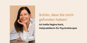 Regina Koch lächelnd, sitzt mit Kopf auf die Hand gestützt