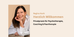 Regina Koch lächelnd, sitzt mit Kopf auf die Hand gestützt